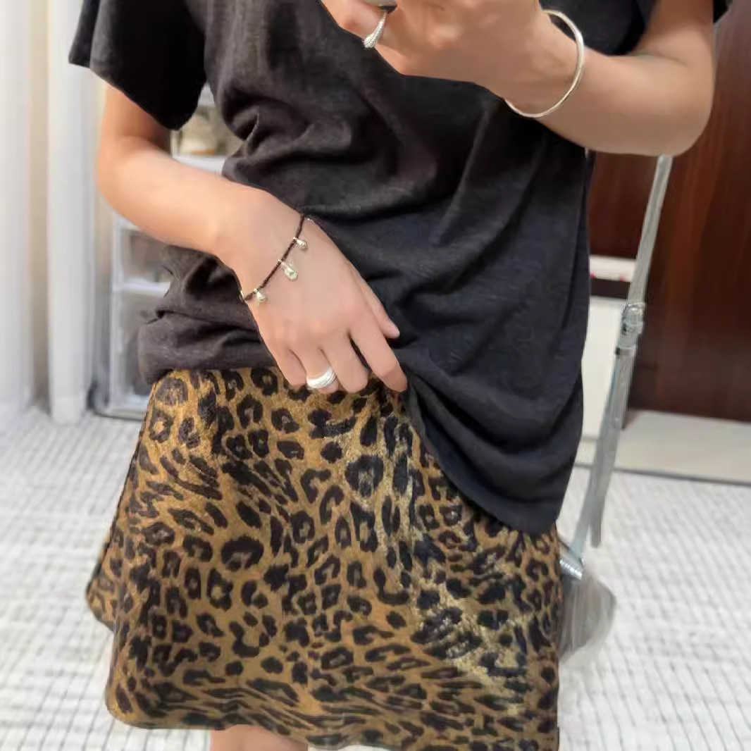 艶やかヒョウ柄ミニスカート
