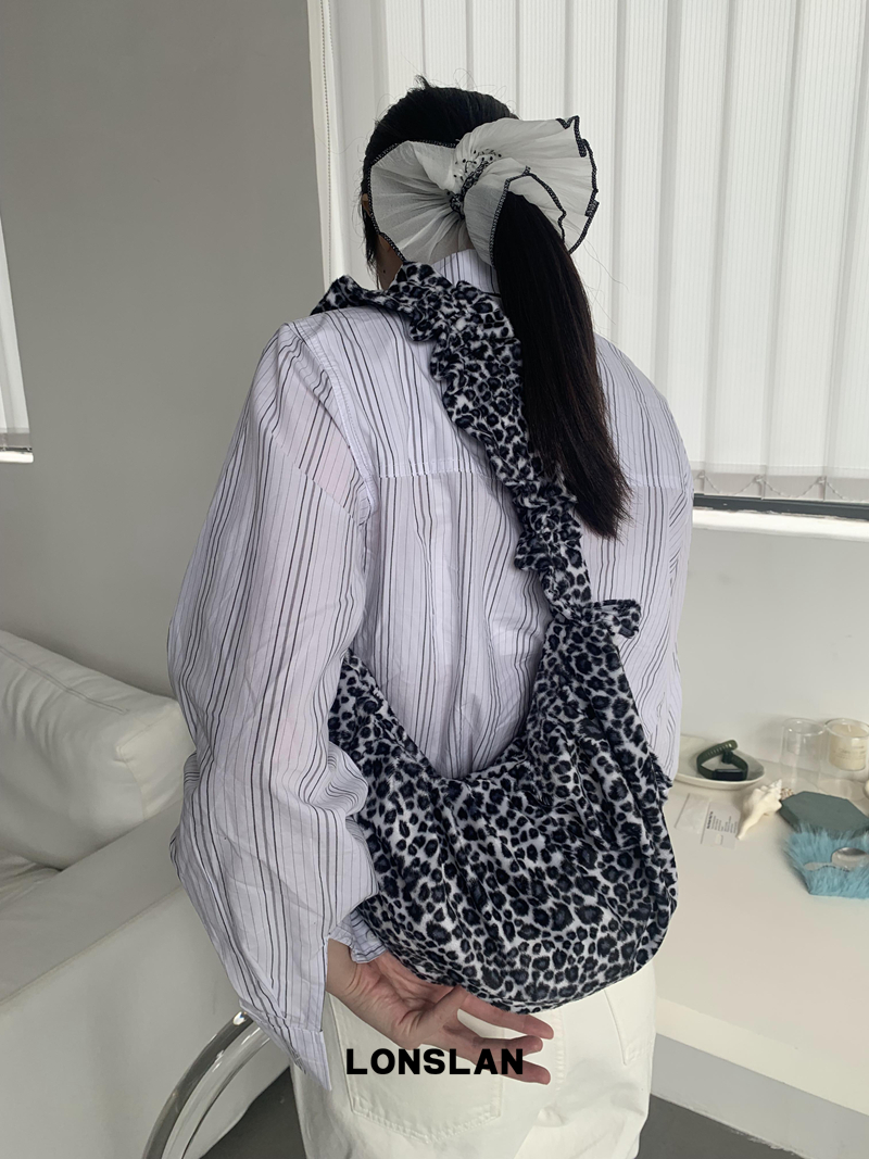 ふんわりヒョウ柄ショルダーバッグ