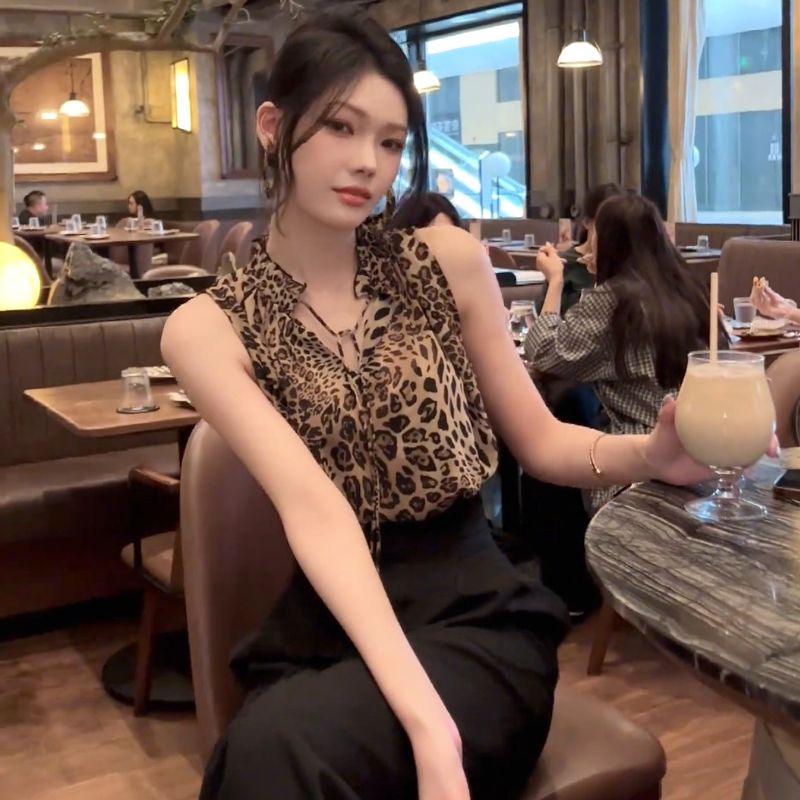 ヒョウ柄 優雅な印象のノースリーブヒョウ柄シャツ