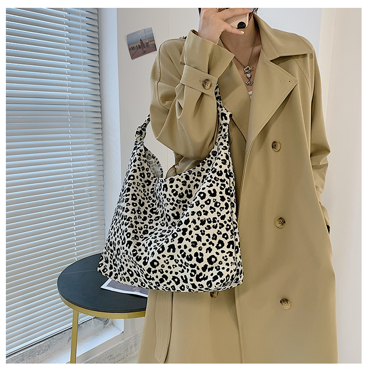 しなやかヒョウ柄ショルダーバッグ