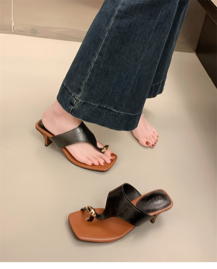ヒョウ柄 メタリックバックル つまみサンダル 夏向け おしゃれ靴