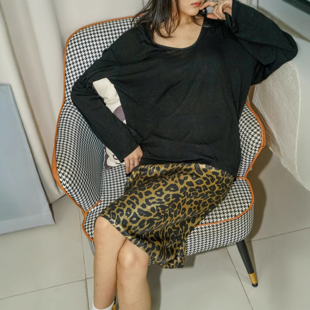 ぜいたくヒョウ柄シルクスカート