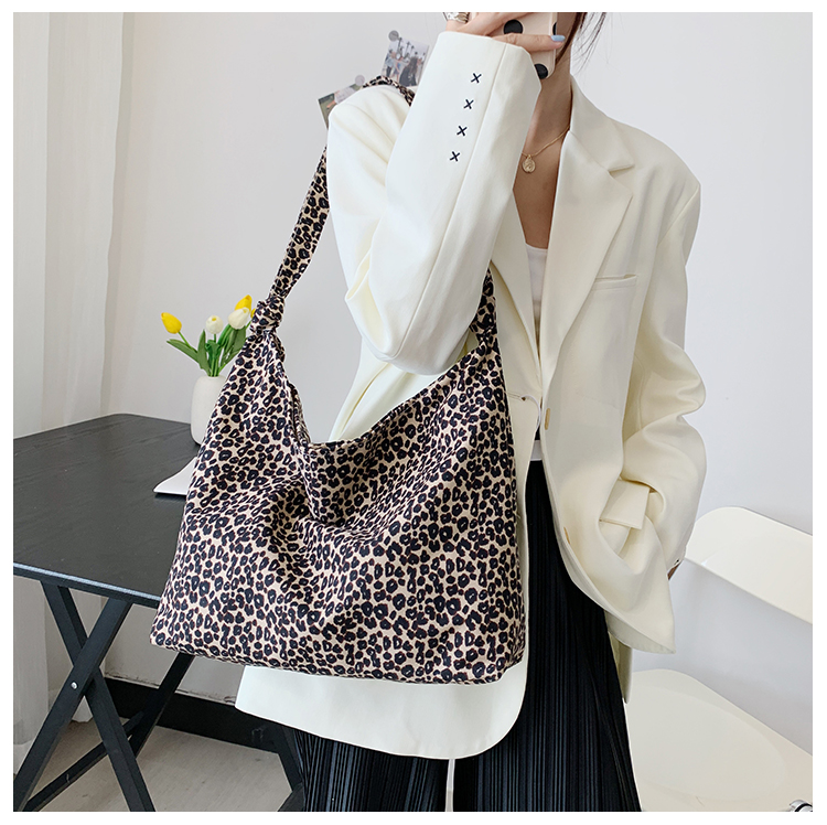 しなやかヒョウ柄ショルダーバッグ