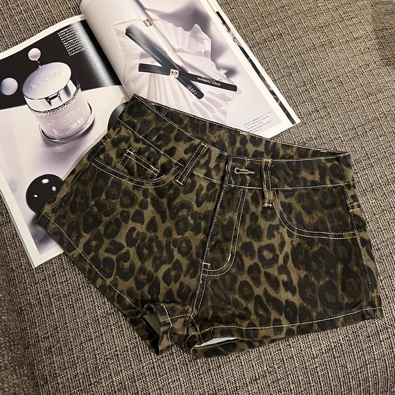 大胆なヒョウ柄が目を引くカジュアルなショートパンツ