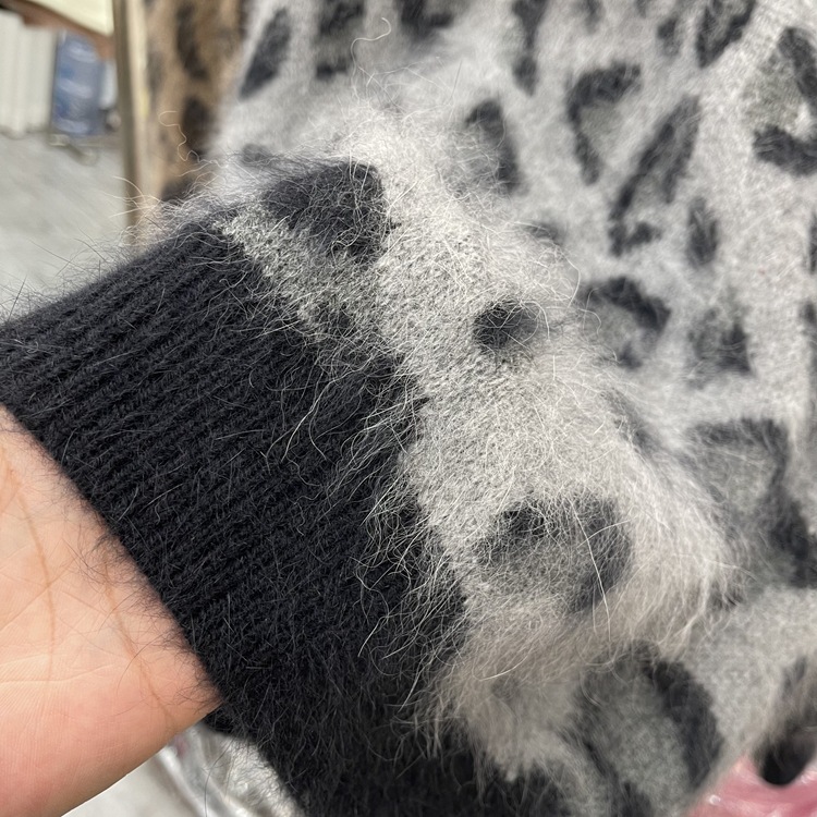 ふんわりヒョウ柄ニットアウター