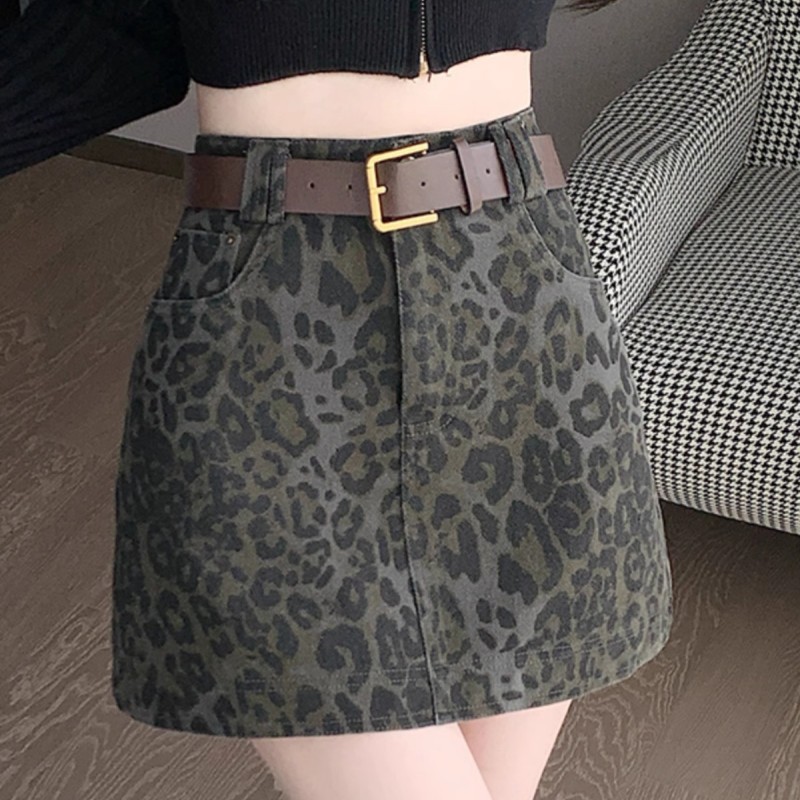 ヒョウ柄ミニスカート