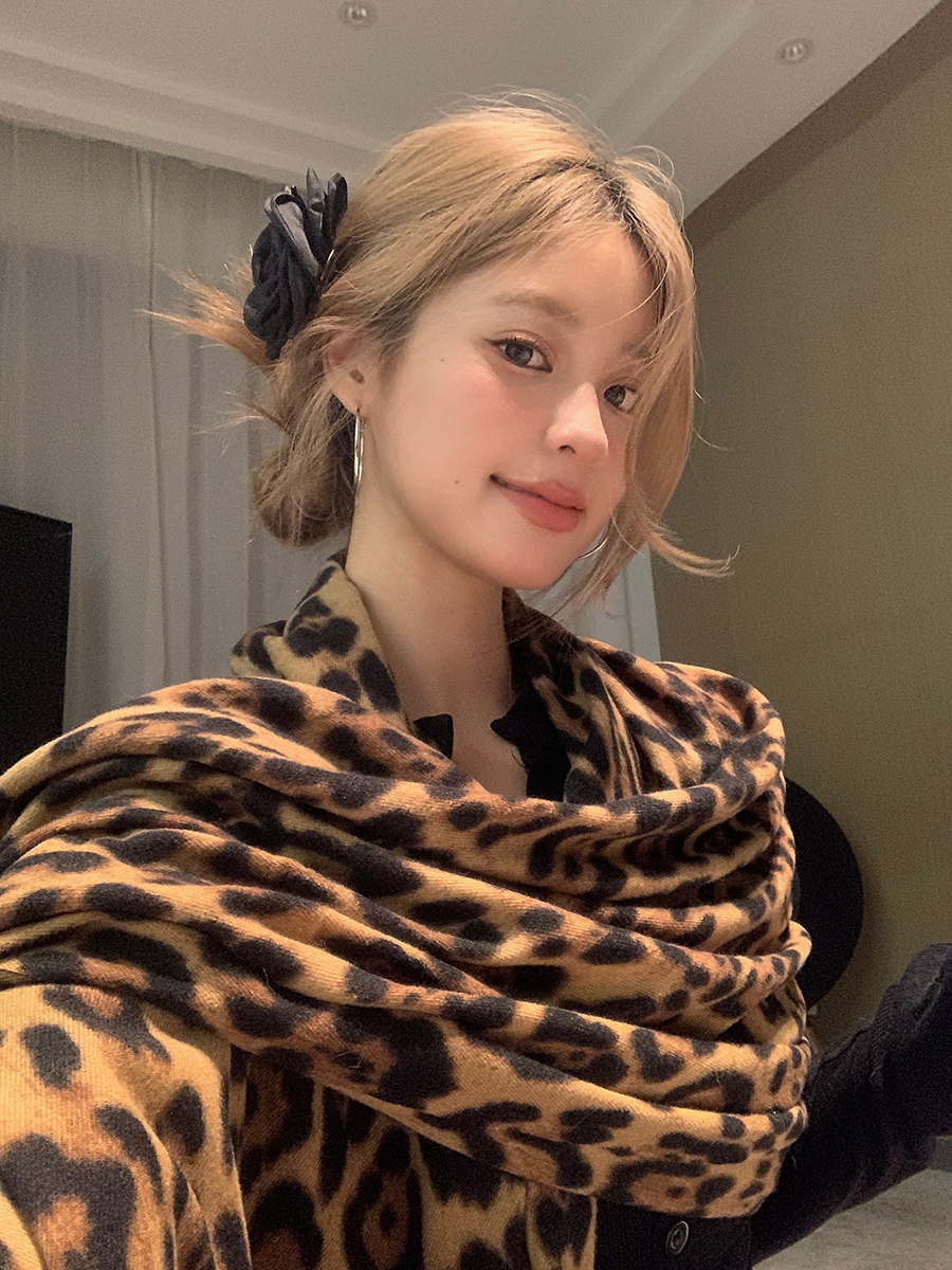 ヒョウ柄 ふんわり優美なヒョウ柄ストール