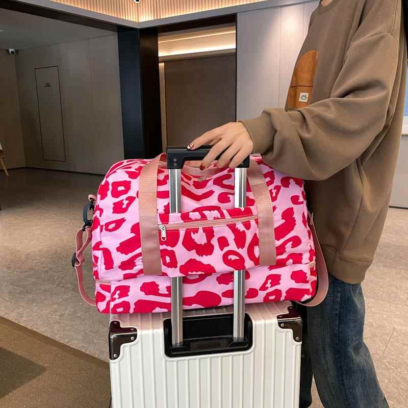遊び心溢れるヒョウ柄ボストンバッグ
