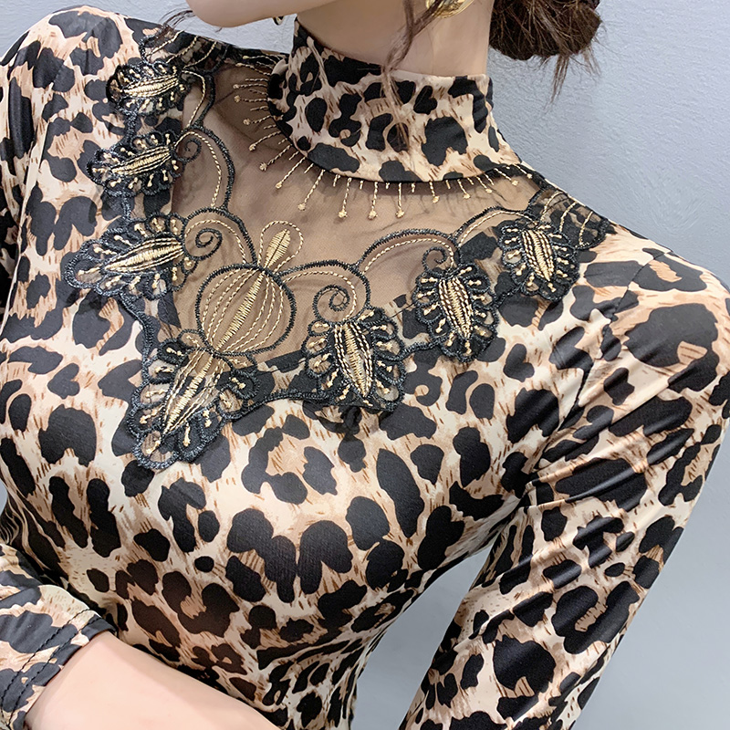 メッシュ刺繍ヒョウ柄トップス