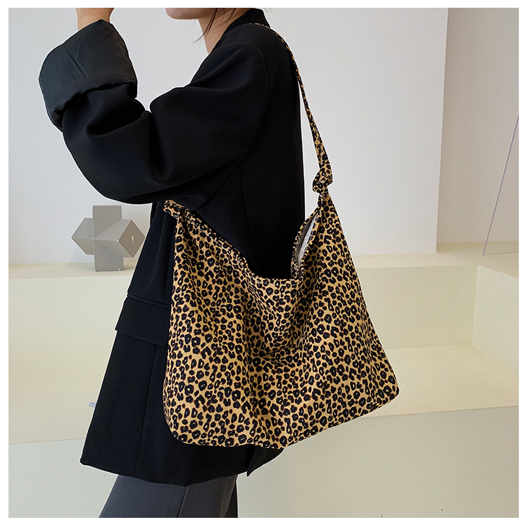 しなやかヒョウ柄ショルダーバッグ