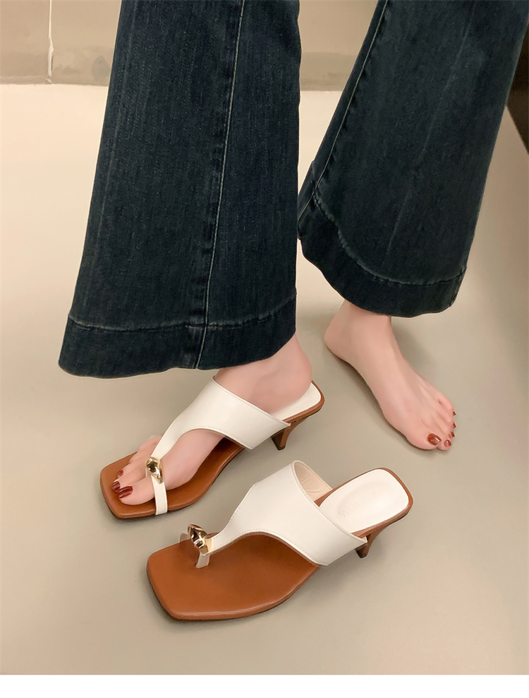 ヒョウ柄 メタリックバックル つまみサンダル 夏向け おしゃれ靴