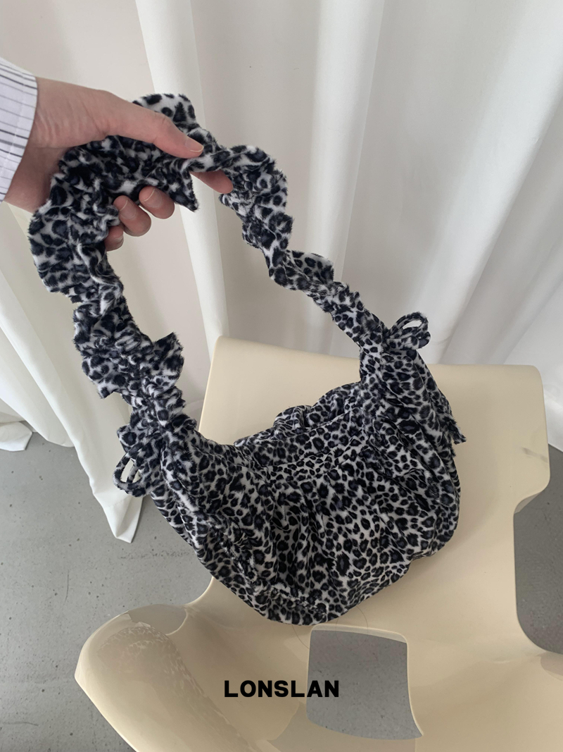 ふんわりヒョウ柄ショルダーバッグ