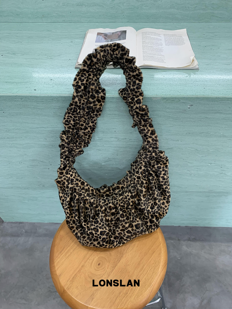 ふんわりヒョウ柄ショルダーバッグ