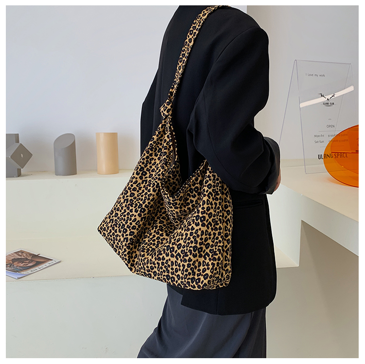 しなやかヒョウ柄ショルダーバッグ