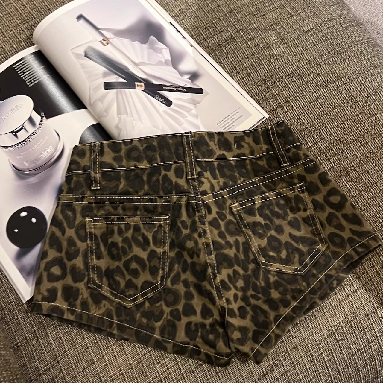 大胆なヒョウ柄が目を引くカジュアルなショートパンツ