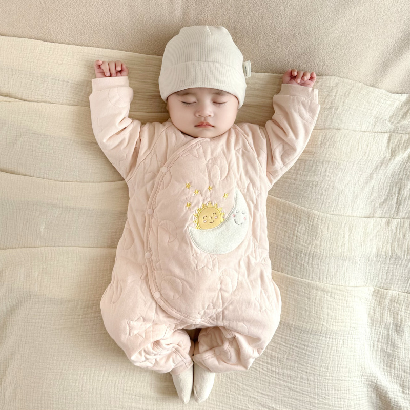 ベビー服 太陽と月の刺繍入り中綿キルティングロンパース