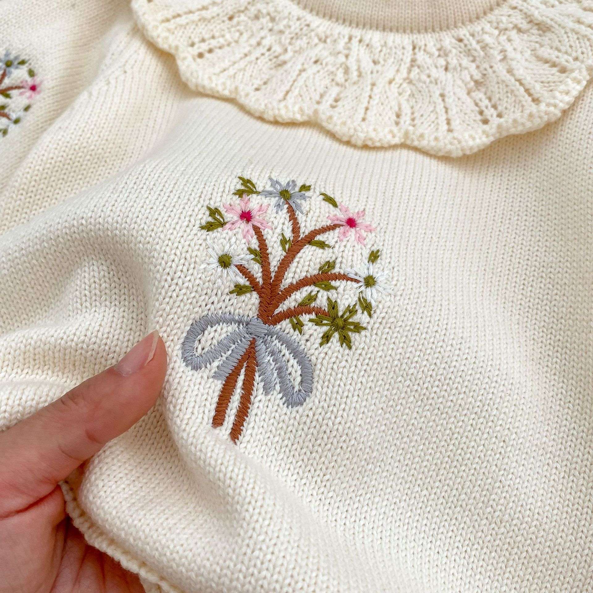ベビー服  花束刺繍入りフリル襟ニットロンパース
