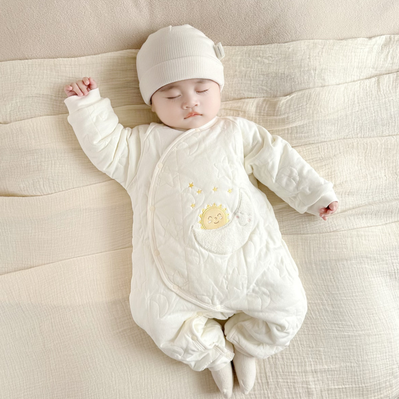 ベビー服 太陽と月の刺繍入り中綿キルティングロンパース
