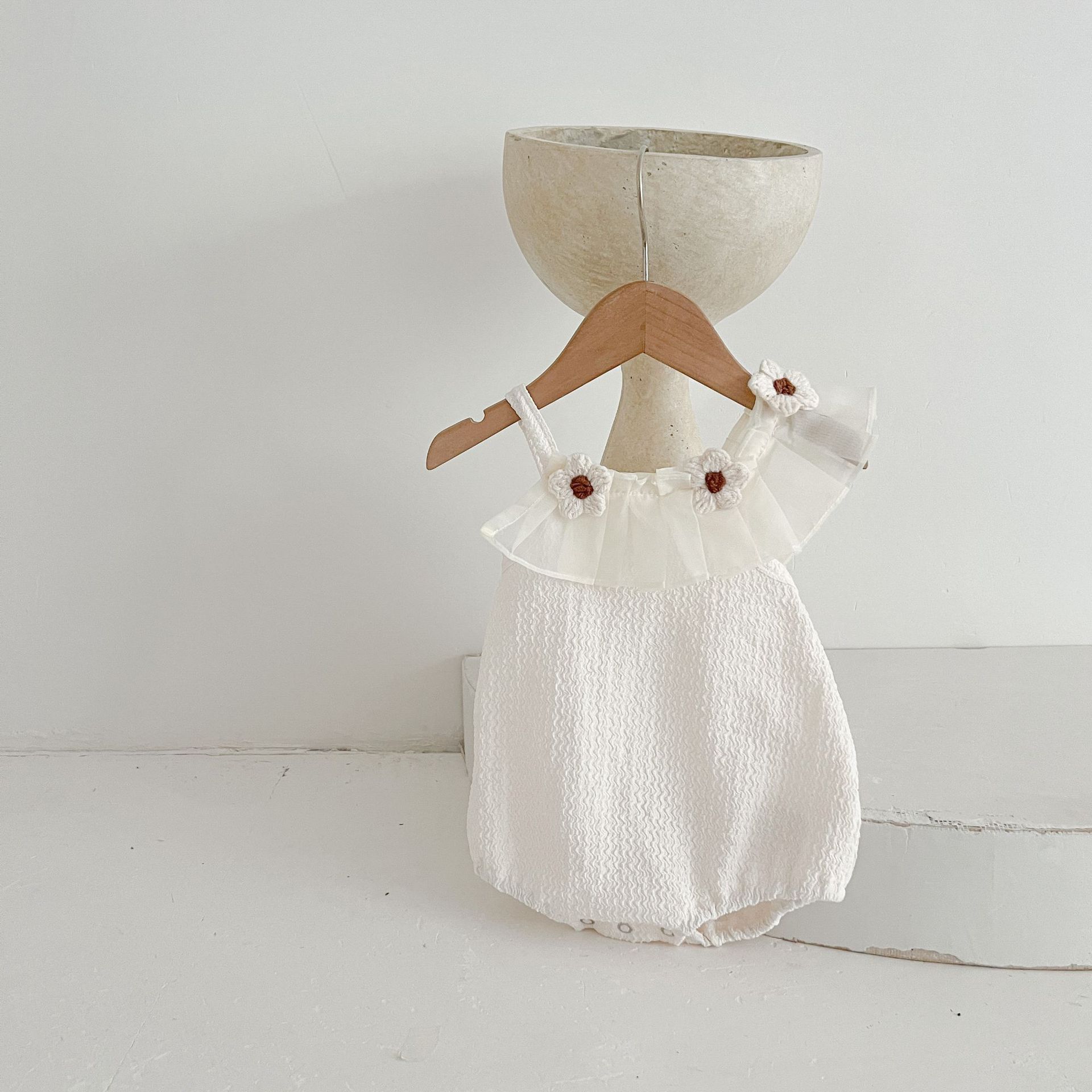 花飾り付き白いロンパース 韓国風ベビー服 66-100センチ