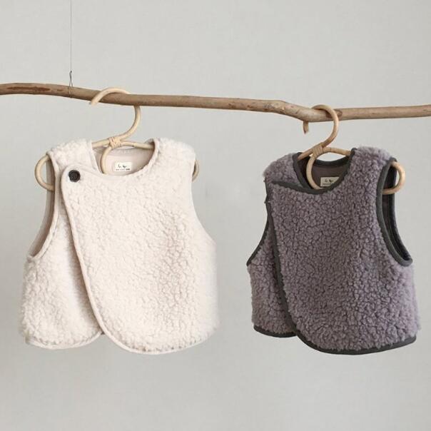 ベビー服 ふわふわボア素材の子供用ベスト