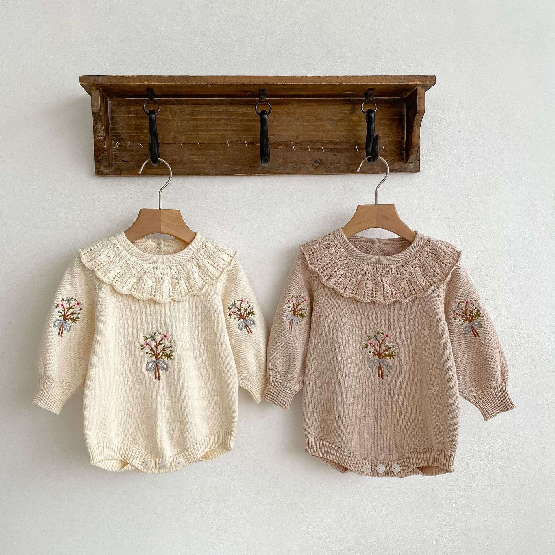 ベビー服  花束刺繍入りフリル襟ニットロンパース