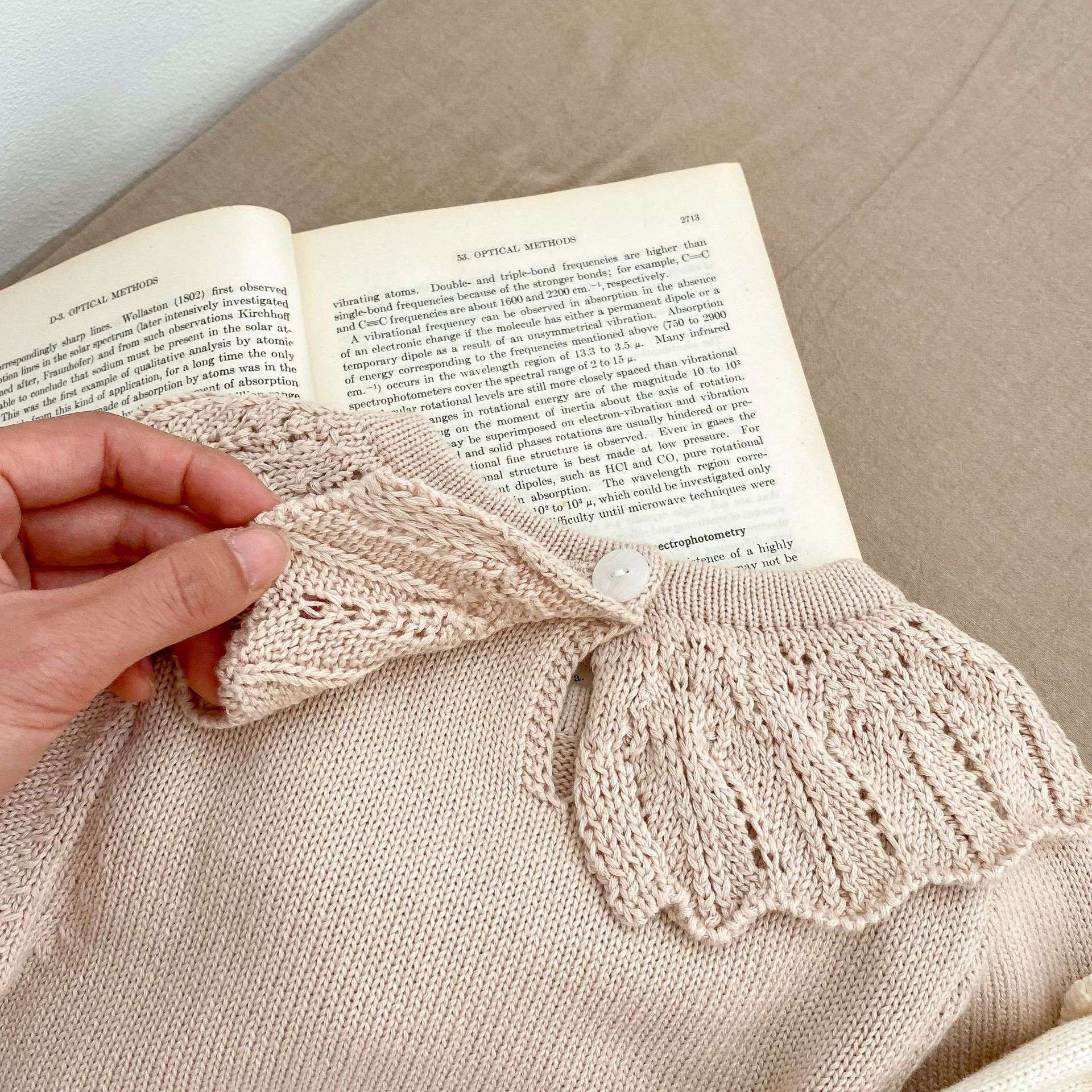 ベビー服  花束刺繍入りフリル襟ニットロンパース