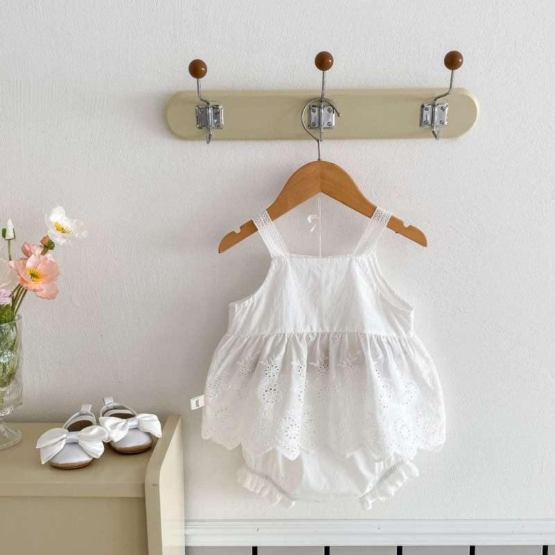 ベビー服  レース刺繍入りベビーロンパース