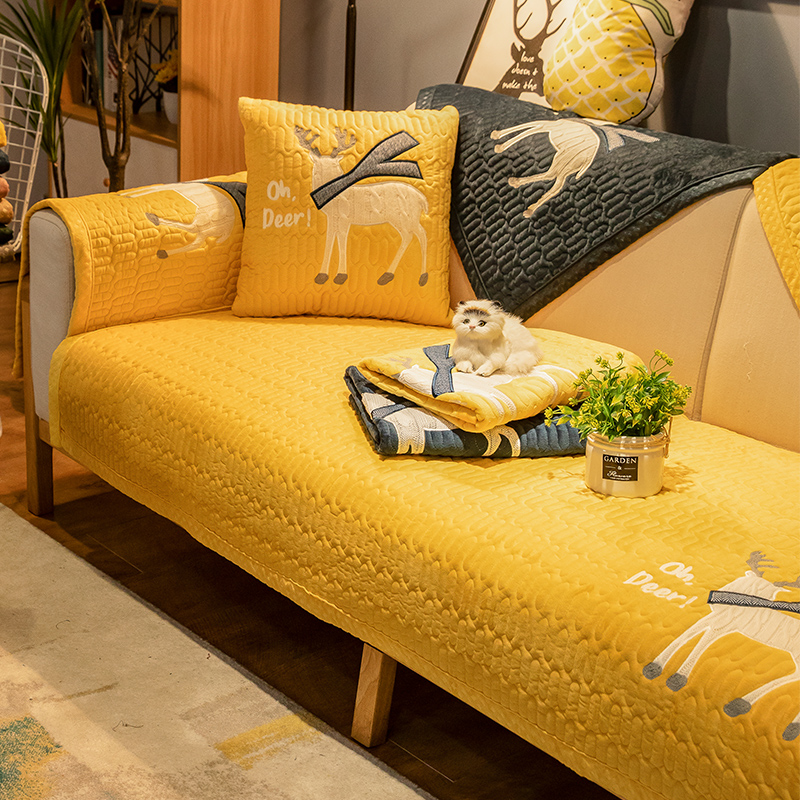 ソファーカバー 鹿柄刺繍入りキルティング二人掛けソファーカバー