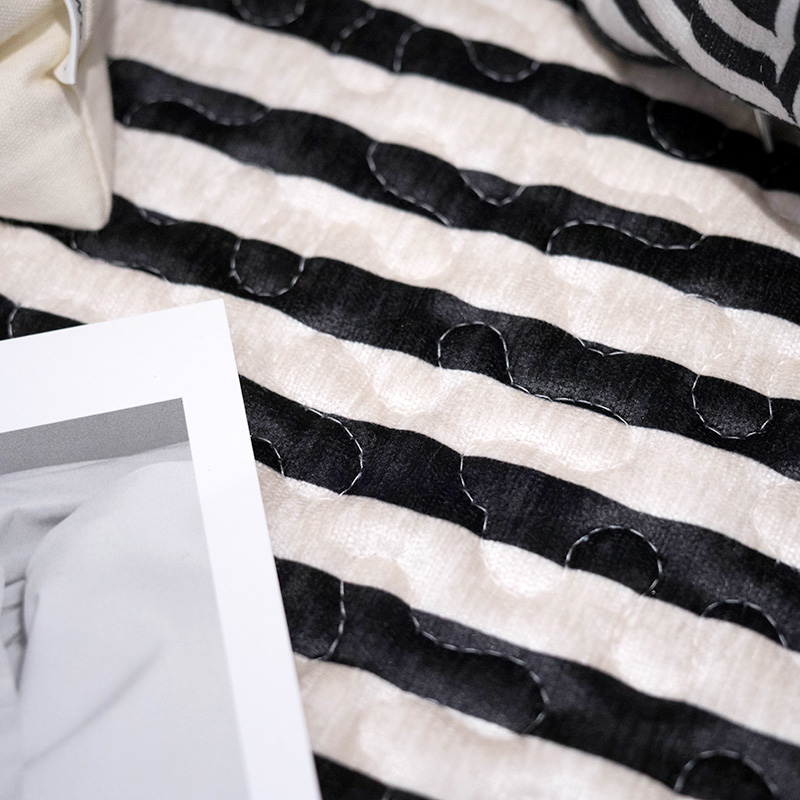 ソファーカバー 幾何学模様とストライプ柄の現代風ソファーカバー