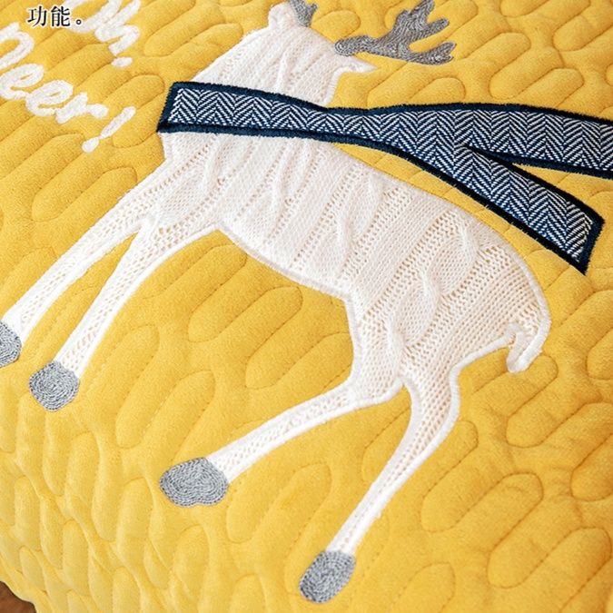 ソファーカバー 鹿柄刺繍入りキルティング二人掛けソファーカバー