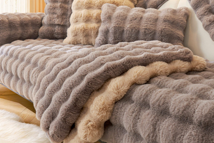 ソファーカバー ふわふわ長毛ファー素材の高級感ある二人掛けソファーカバー