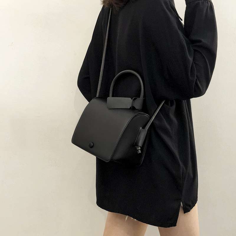 https://fulmo-img-server.com/lmc-leather-bag-store/054139006a23425a814c513a1baa9395.jepg