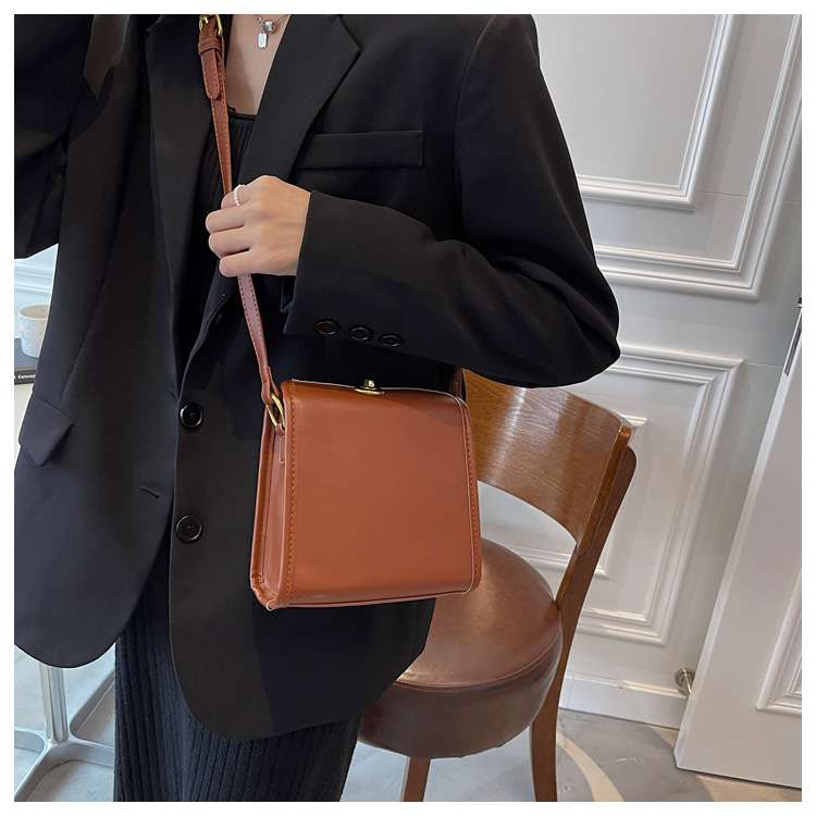 https://fulmo-img-server.com/lmc-leather-bag-store/0c1fd0bd240543b497707e373bd624b5.jepg