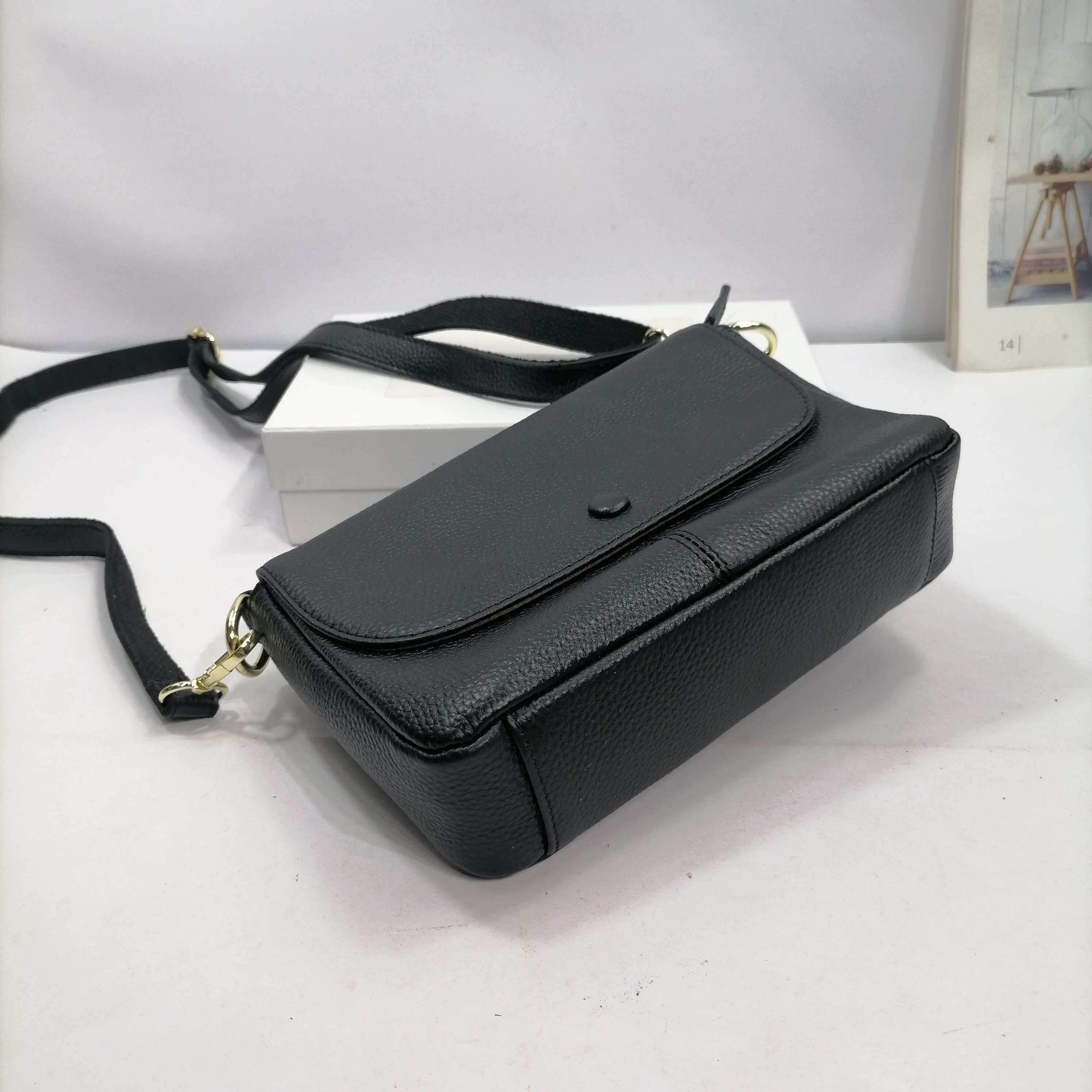 https://fulmo-img-server.com/lmc-leather-bag-store/0d01b744-84c2-46ff-bd8f-f6580f65b34d.jpg