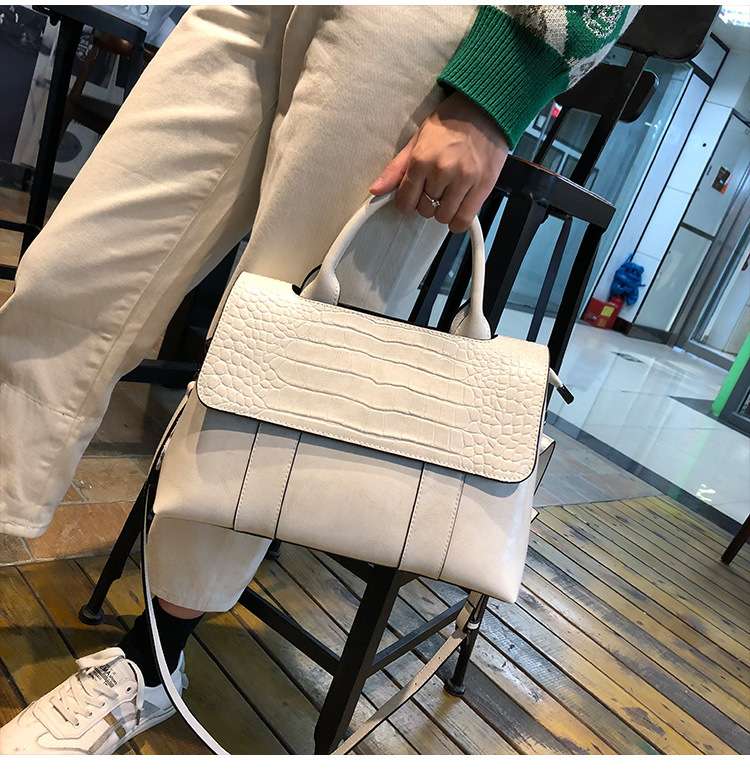 https://fulmo-img-server.com/lmc-leather-bag-store/0d09a4309b804a5badffef766d9355e7.jepg