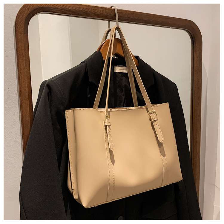 https://fulmo-img-server.com/lmc-leather-bag-store/12651854b6ec49b38ffda1470b155025.jepg