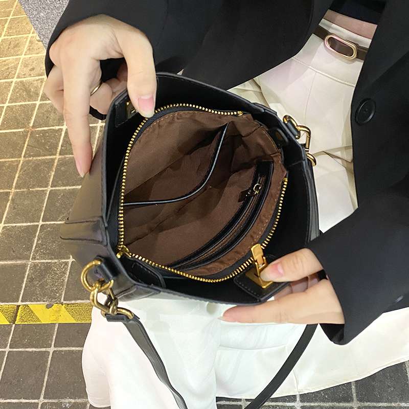 https://fulmo-img-server.com/lmc-leather-bag-store/131642fbb3c44417bcec56893a7c8ef6.jepg