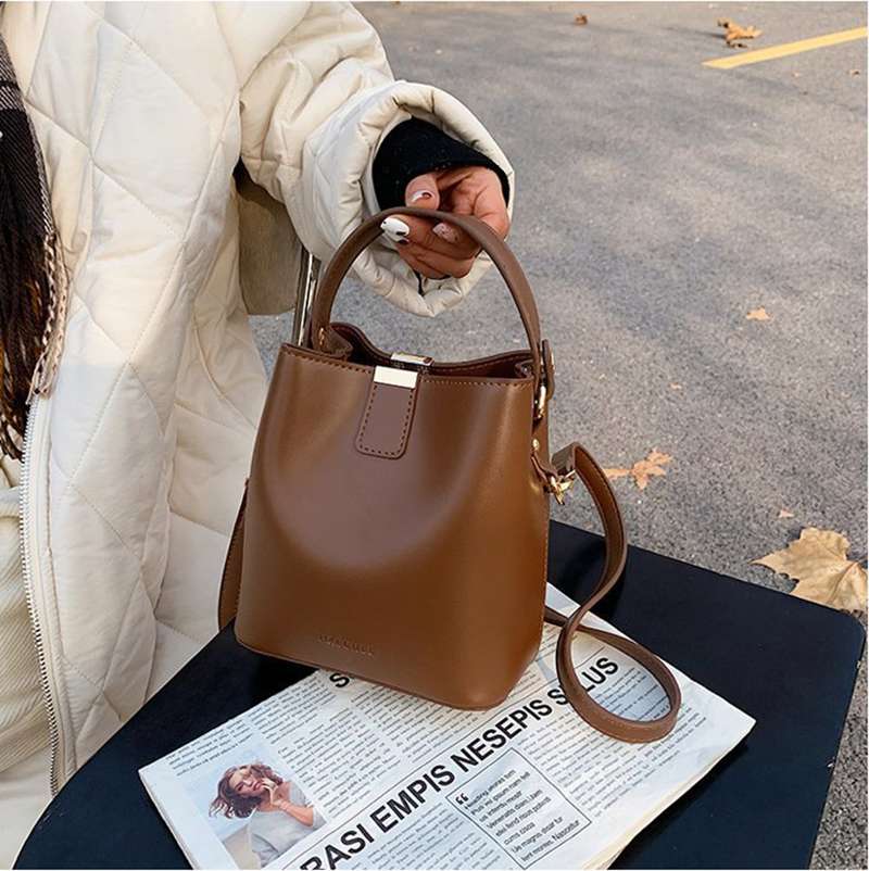 https://fulmo-img-server.com/lmc-leather-bag-store/15a3d15762e4410994b67769b08235f4.jepg