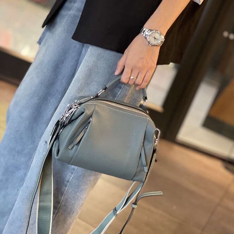 https://fulmo-img-server.com/lmc-leather-bag-store/16857f02549c4870981350943843b261.jepg