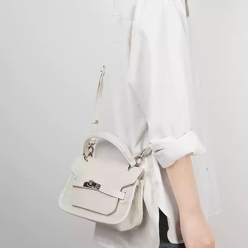 https://fulmo-img-server.com/lmc-leather-bag-store/1751696612845_w2vy4opq_lxiop86z.webp