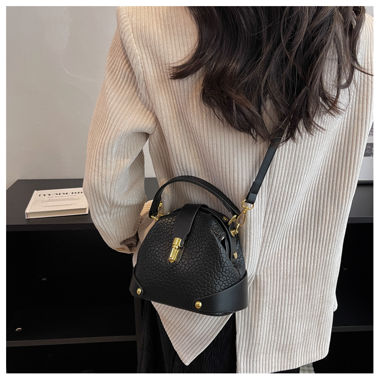 https://fulmo-img-server.com/lmc-leather-bag-store/1751696628395_yku48lj4_7aeh36sz.jpg