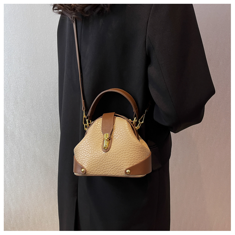 https://fulmo-img-server.com/lmc-leather-bag-store/1751696628402_k5x51jvo_kudnwnfk.jpg
