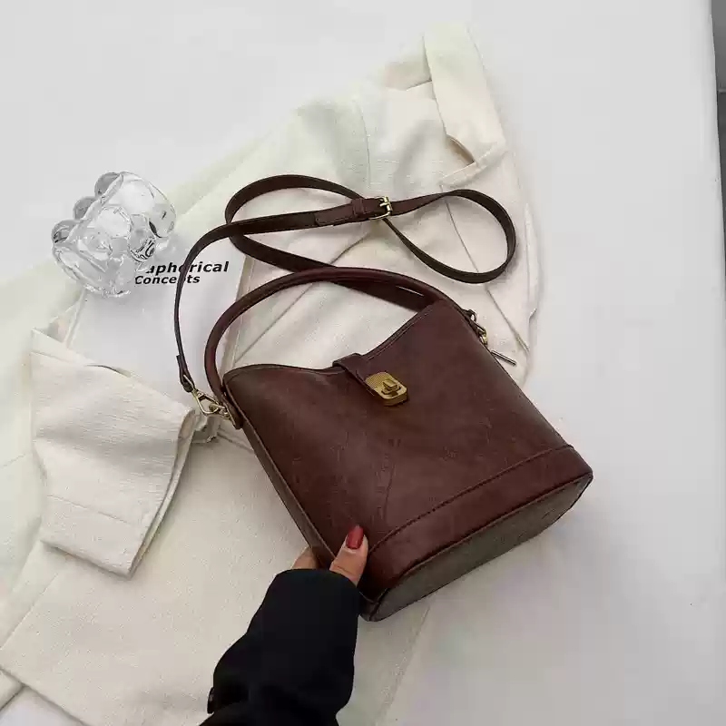 https://fulmo-img-server.com/lmc-leather-bag-store/1751696641360_wmtcupmu_3bxvxj9t.webp