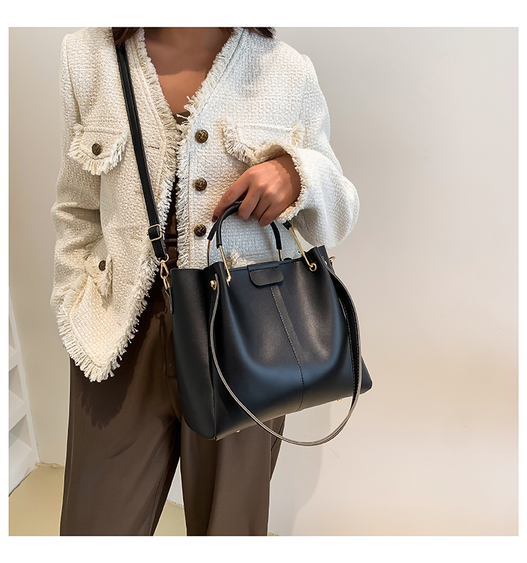 https://fulmo-img-server.com/lmc-leather-bag-store/1751696683705_72a9gkx8_mrqi34hb.jpg