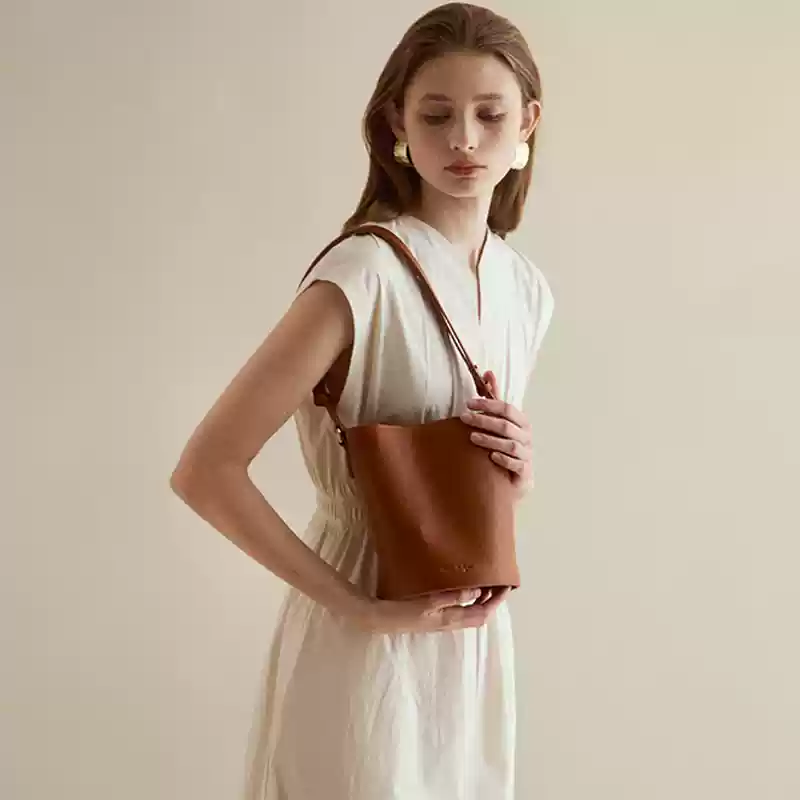 https://fulmo-img-server.com/lmc-leather-bag-store/1751696732007_7pjbk4vq_py34uivj.webp