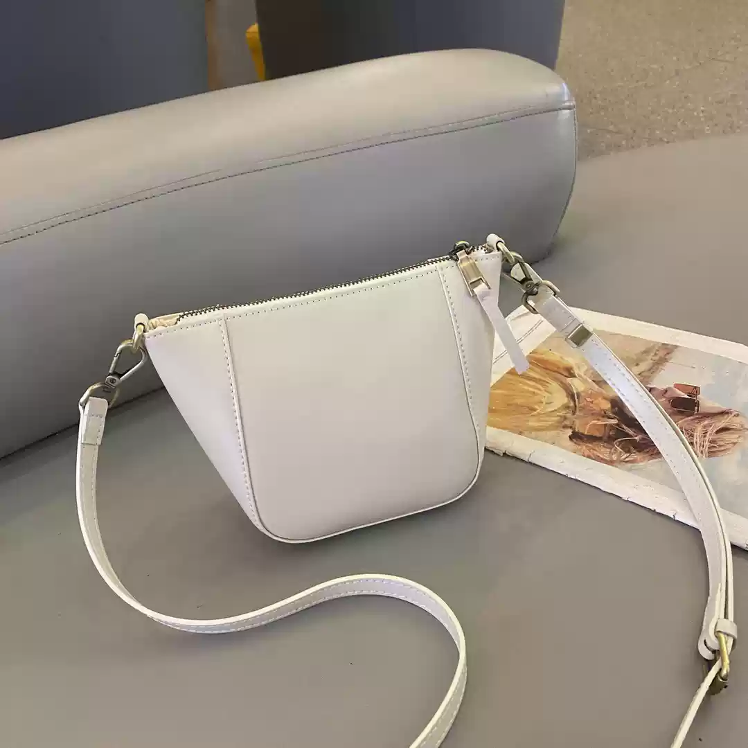 https://fulmo-img-server.com/lmc-leather-bag-store/1751696764344_ysmt4l6q_v7qqw8or.webp