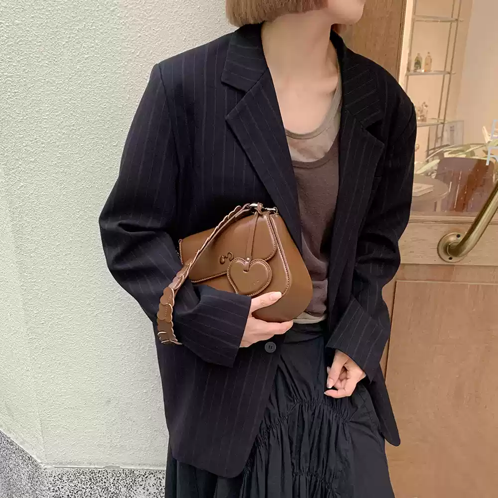 https://fulmo-img-server.com/lmc-leather-bag-store/1751696764619_g9ao1351_aic68pgm.webp