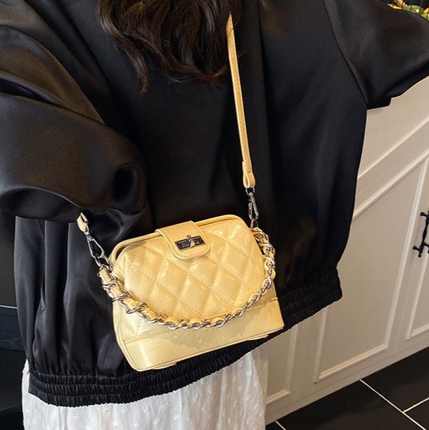 革バッグレディース キルティング柄チェーン付き小型ハンドバッグ