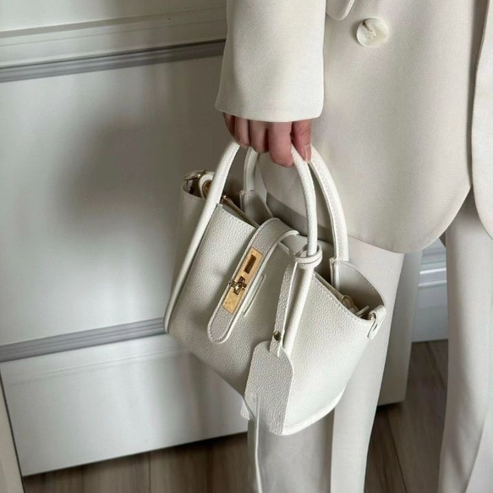 革バッグレディース 金具アクセント付き本革台形ハンドバッグ