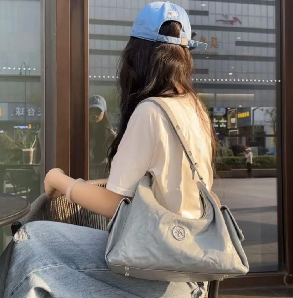 https://fulmo-img-server.com/lmc-leather-bag-store/1784081962744_hlm84lzw_ftbqa1ty.jpeg